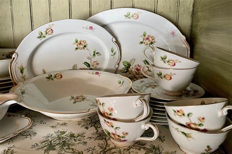 Lynmore Fine China Golden Roses Dishes With Gold Trim Plates Bowls Cups