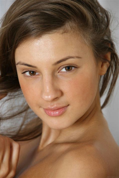 Melena Brunette Maria Face