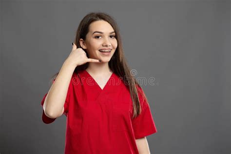 Brunette Verpleegster Heeft Schouderpijn Door Te Veel Werk Stock Afbeelding Image Of Onderzoek