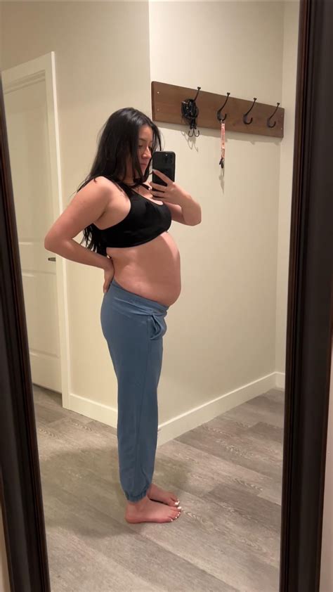 I love how bloated my tummy looks after a big meal : r/femalefoodbabies