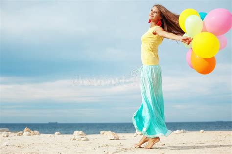 Fille Avec Des Ballons Rouges Image stock Image du gens océan 31221617