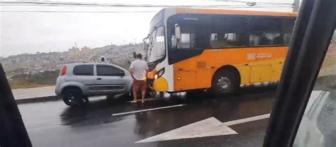 Motorista Perde Controle De Carro E Bate De Frente Nibus Em S O