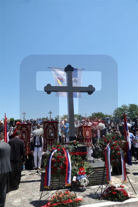 Patrijarh Porfirije služio pomen na groblju u Bratuncu Tanjug