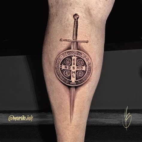 Tattoo Medalhão de São Bento espada Tatuador Murilo Babachinas