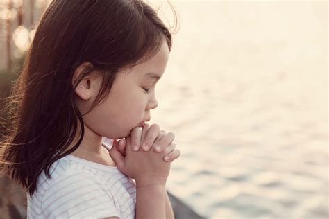 Multiculturallittlegirlprayingalonekidchildprayerworldday