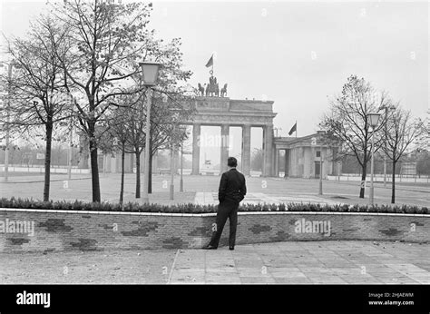 Escenas En Berlín Tres Años Después De Que Comenzara El Trabajo En La Construcción Del Muro De