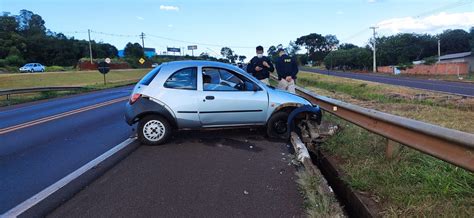 Condutor perde o controle de carro colide em anteparo às margens da BR