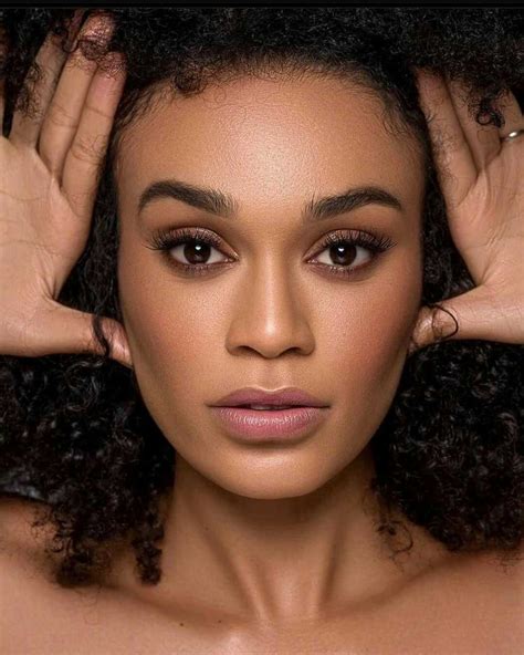 9 Potret Pearl Thusi Pemeran Utama Di Serial Queen Sono