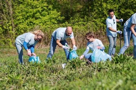 Concepto de voluntariado caridad limpieza personas y ecología