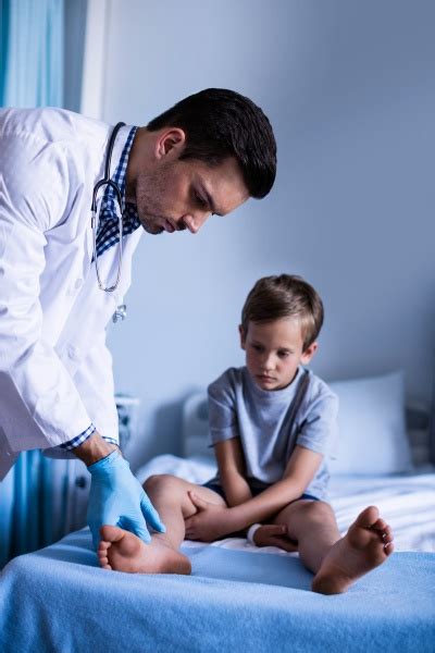 M Nnlicher Arzt Untersucht Patienten Lizenzfreies Foto