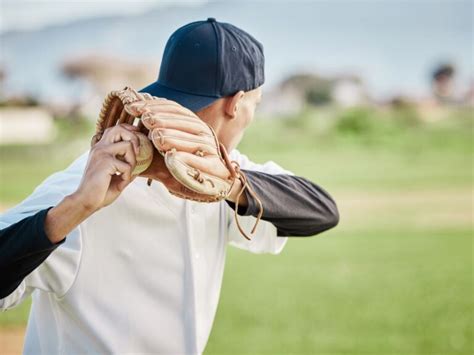 How To Throw A Knuckleball Pitch Master The Art The Baseball Insider