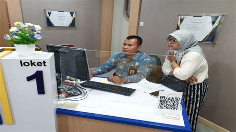 Petugas Kpp Pratama Cempaka Putih Sedang Melayani Wajib Pajak Yang