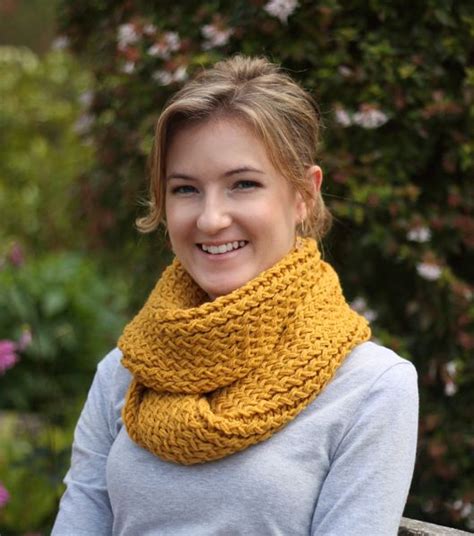 diy // knitting loom infinity scarf - Hello Nicabella Loom Knitting ...