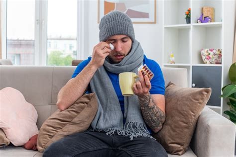 D Bil Joven Enfermo Con Bufanda Y Gorro De Invierno Sentado En El Sof