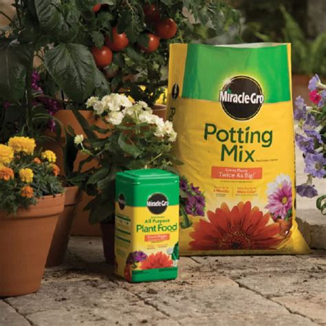 Miracle Gro 25 Qt Potting Soil Mix 72781431 The Home Depot