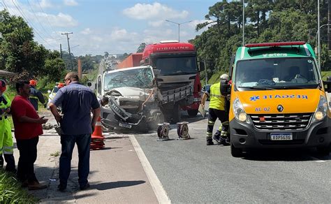 Acidente Entre Tr S Caminh Es Deixa Dois Motoristas Feridos Na Br