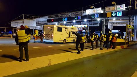 El Cdr Canta Els Segadors Abans De Desconvocar La Pujada De Barreres