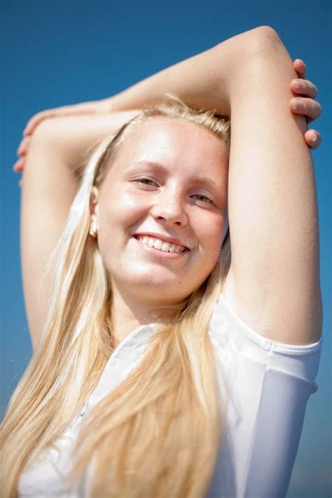 Verticale De Fille Blonde à L extérieur Image stock Image du sourire gentil 17657447