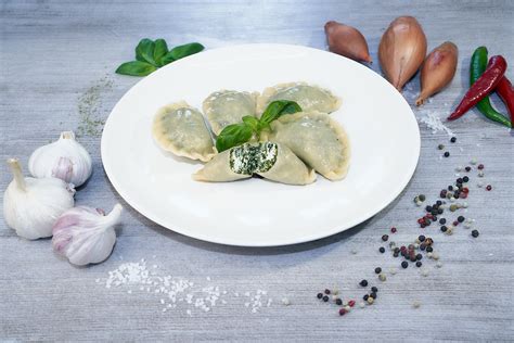 Pierogi ze szpinakiem 0 5 kg Garmaż Babcine Smaki