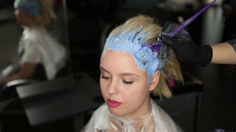 Красивый блонд. Осветление волос порошком Berrywell - YouTube