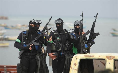 Hamas Parades 2 000 Armed Fighters To Mark Its 27th Anniversary Daily Mail Online