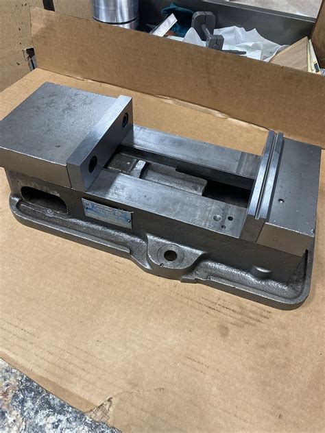 KURT D675 ANGLOCK PRECISION MILLING MACHINE VISE W NEW 6 JAWS