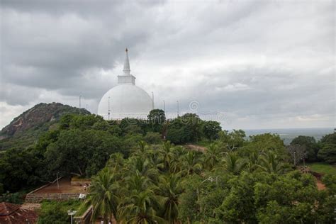 Mihintale Sri Lanka Hacia Gran Estatua Blanca De Buddha Contra