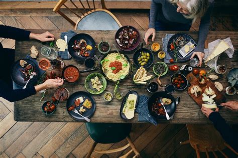 Bunt gedeckter Tisch für Gäste von oben Bilder kaufen 13646355