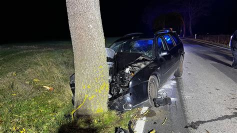 Betrunken Gegen Baum Gefahren Fahrer Schwer Verletzt