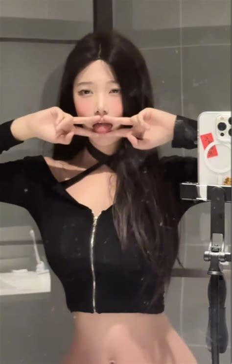 Chỉ đứng nhảy trước gương hot girl vẫn hiến người xem căng mắt vì cứ ngỡ thả rông