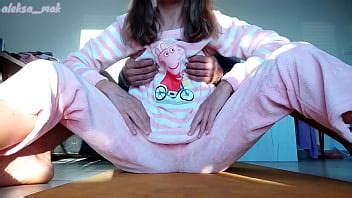 demi frère dur secousses chatte et petits seins demi soeur en pyjama XVIDEOS