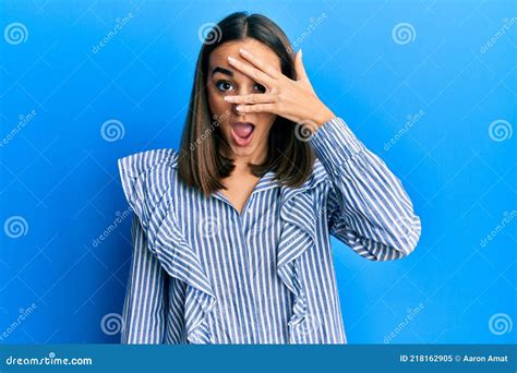 Jong Brunette Meisje Met Een Klein Blauw Hemd Dat In Een Schokkend Gezicht Naar De Ogen Kijkt