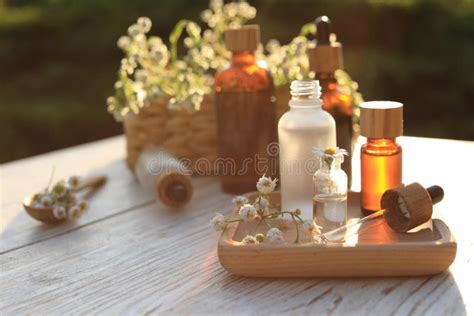 Pipeta De Aceite Esencial De Camomila Y Flores Sobre Mesa De Madera