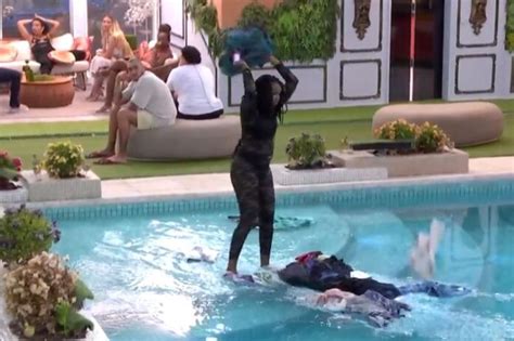 Bbb Leidy Elin Joga Roupas De Davi Na Piscina E Gera Pol Mica No