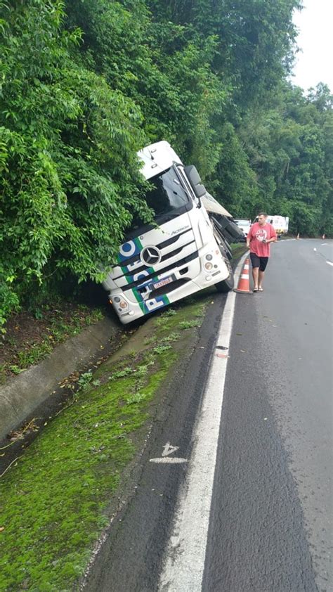 Caminhão tomba em fosso na BR 386 em Pouso Novo Grupo A Hora