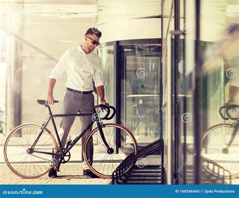 Joven Estacionando Su Bicicleta En La Calle De La Ciudad Foto De