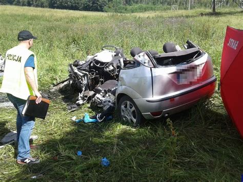 Na łuku drogi ford wypadł z jezdni i uderzył w drzewo 58 letni