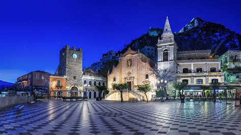 Taormina downtown at night - backiee