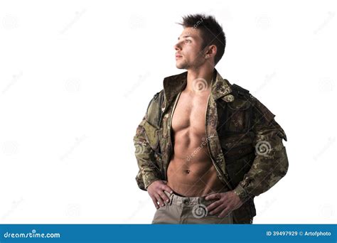 Homem Novo Muscular O Revestimento Militar No Torso Despido Imagem