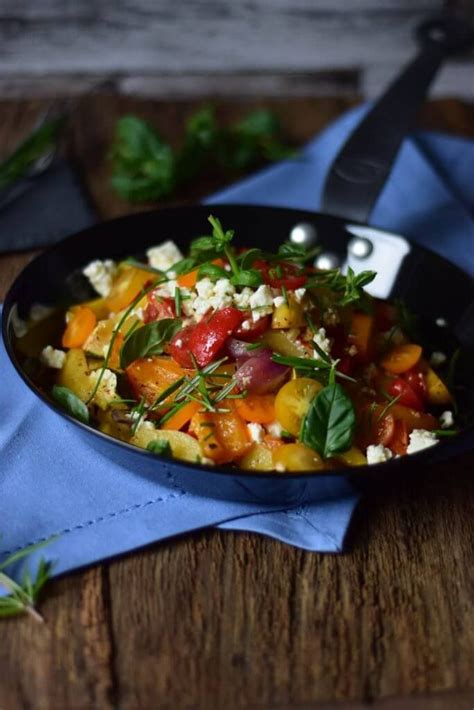 Ofengemüse mit neuen Kartoffeln Feta und frischen Kräutern Rezept