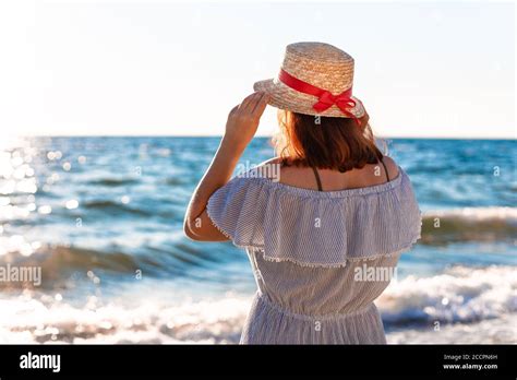 Rothaarige frau in bikini Fotos und Bildmaterial in hoher Auflösung Alamy