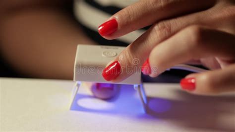 Manicura Femenina De Las Manos Con Los Clavos Rojos Cercanos Encima De