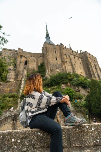 Un Joven Turista Visitando La Famosa Abad A De Mont Saint Michel En El