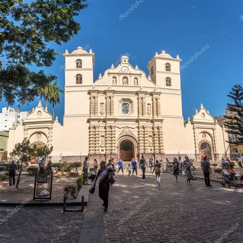 Vista A La Catedral De San Miguel Arc Ngel Desde El Parque Central De