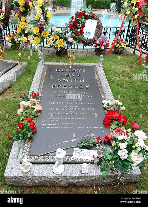 Tombe De Gladys Presley à Graceland Photo Presse Britannique Photo