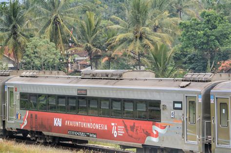 Kai Operasikan Lokomotif Dan Rangkaian Kereta Tematik Hut Ri