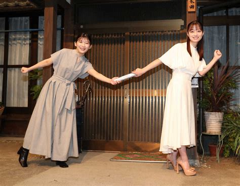 B 「虎に翼」伊藤沙莉＆「おむすび」橋本環奈が感激初対面「かわいい～」「光栄」朝ドラ恒例バトンタッチ スポニチ Sponichi