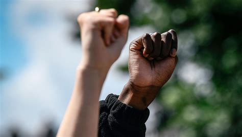 Racisme Des Personnes Noires Se Sentent Victimes De