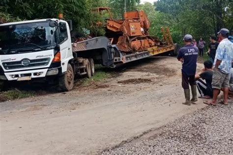 Kaget Lihat Roh Halus Sopir Banting Stir Hingga Truk Nyangkut Bali