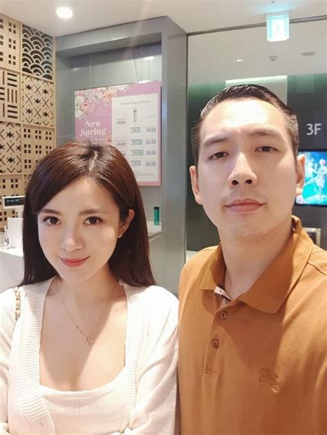 Hot girl Tú Linh MU kỷ niệm năm ngày cưới nhưng hình ảnh của con gái mới là điều gây chú ý